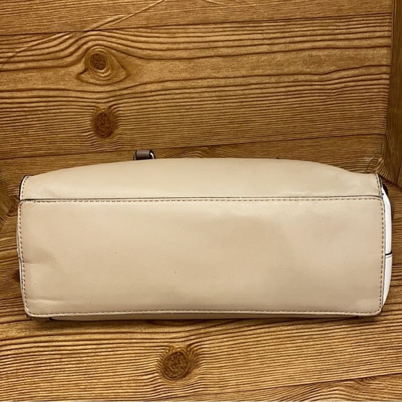 Guess ORIGINAL- FAUX-LEATHER SATCHEL GUESS BAG NGN 25000 immaculately EUC 💯🔥🔥 - Picture 4 of 15